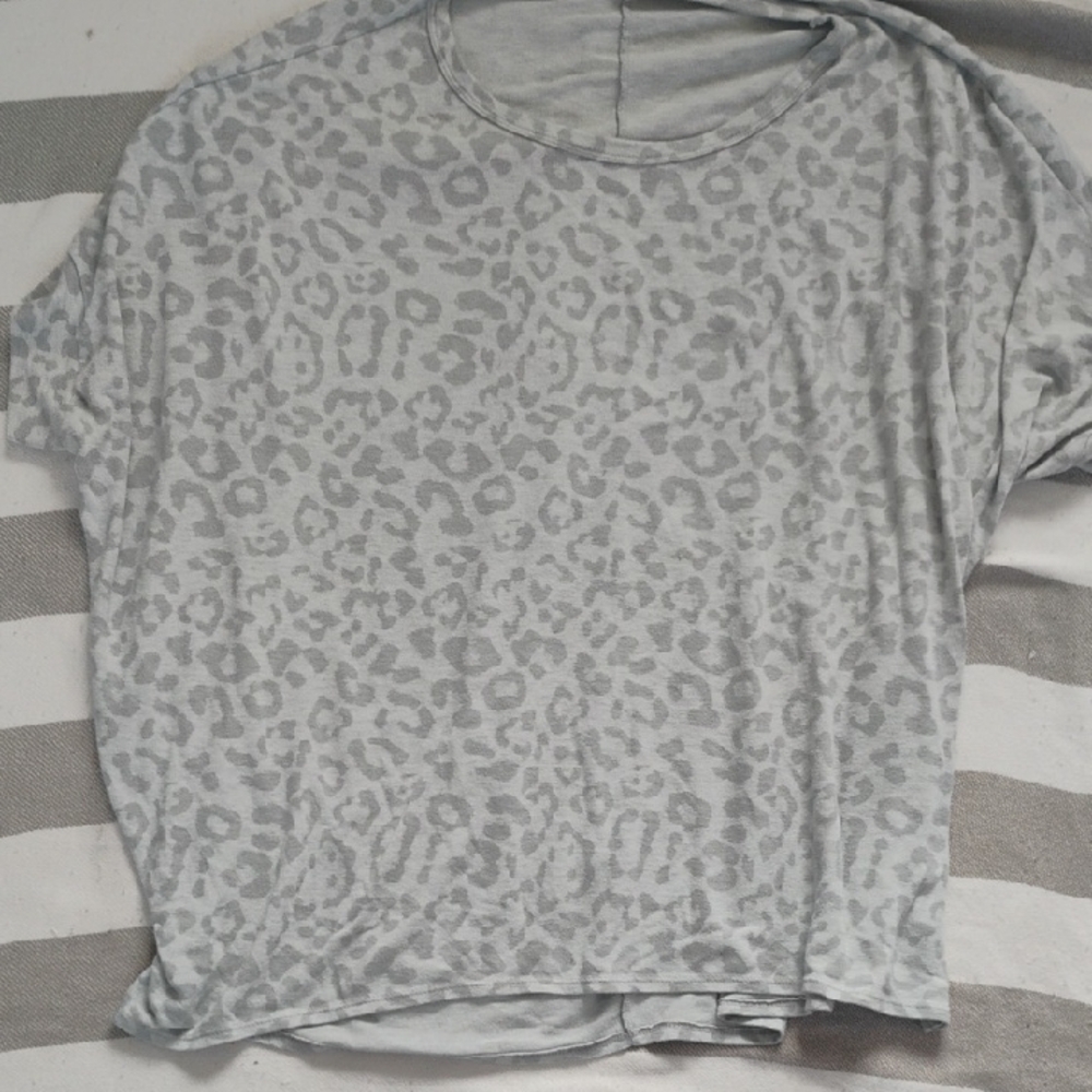 Chic Soul Boutique Oversized Lightweight Gray Leopard Print Top Batwing Sleeve